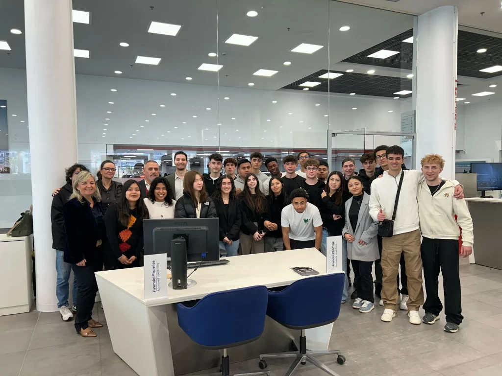 M automoción visita alumnos Instituto de Formación Empresarial de Barcelona, quienes cursan el ciclo de Gestión de Ventas y Espacios Comerciales M automoción visita alumnos Instituto de Formación Empresarial de Barcelona, quienes cursan el ciclo de Gestión de Ventas y Espacios Comerciales