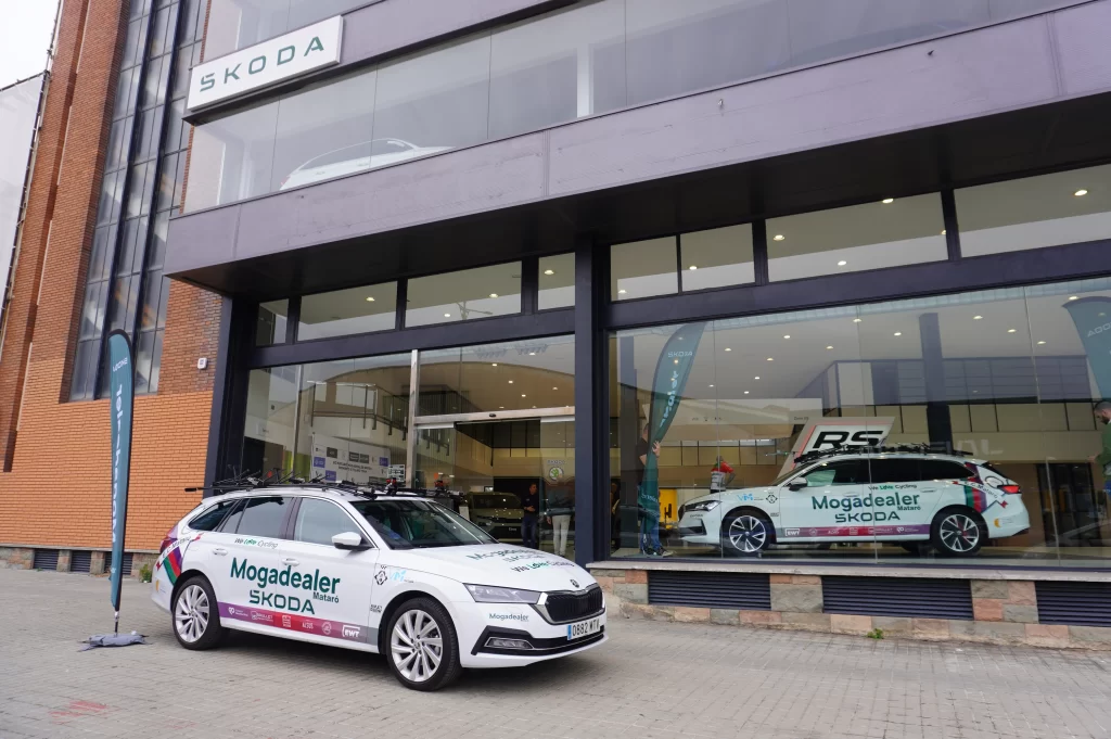 En el evento, el Skoda Octavia estuvo presente con un diseño vinilado que no pasó desapercibido. Su estilo personalizado resaltó con la colaboración EC Mataró. En el evento, el Skoda Octavia estuvo presente con un diseño vinilado que no pasó desapercibido. Su estilo personalizado resaltó con la colaboración EC Mataró.