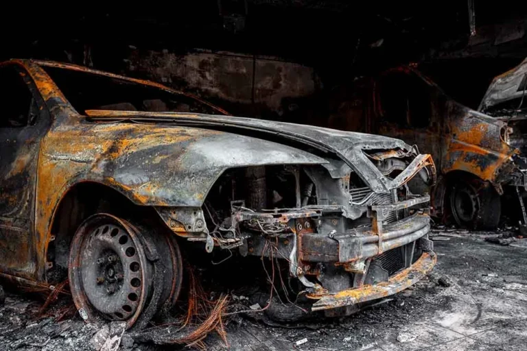 La movilidad eléctrica avanza, pero también trae riesgos que no podemos ignorar. Según Tecnifuego, la Asociación Española de Sociedades de Protección contra Incendios, en los últimos meses, varios incendios de coches eléctricos en parkings han encendido las alarmas, y no es casualidad.
