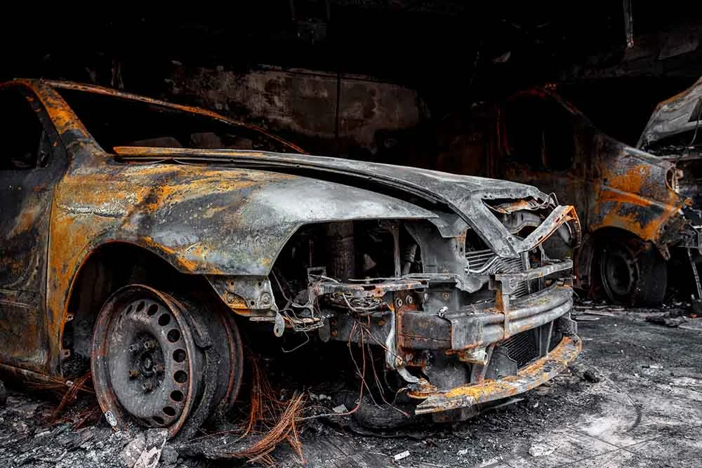 La movilidad eléctrica avanza, pero también trae riesgos que no podemos ignorar. Según Tecnifuego, la Asociación Española de Sociedades de Protección contra Incendios, en los últimos meses, varios incendios de coches eléctricos en parkings han encendido las alarmas, y no es casualidad.