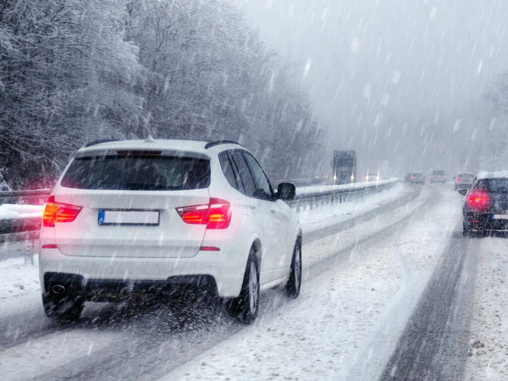 10 CONSEJOS PARA CONDUCIR SEGURO CON LLUVIA O NIEVE